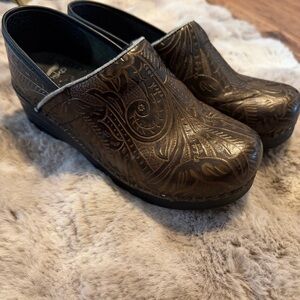 Dansko Professional Tooled Brown Floral Leather Clogs Womens 38 7.5 Cottagecore